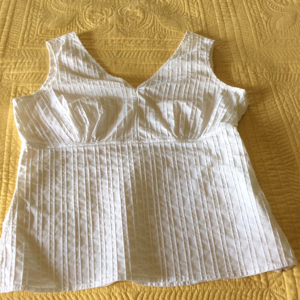 Cute v neck white top.